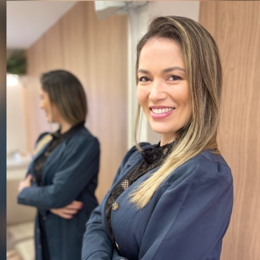 Dra. Carla Nogueira no consultório